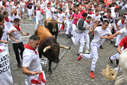 Primer encierro de los Sanfermines. VILLAR LÓPEZ / ELOY ALONSO / RODRIGO JIMÉNEZ / JESÚS DIGES / J. P. URDIROZ