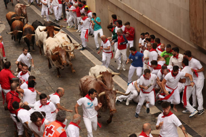 Primer encierro de los Sanfermines. VILLAR LÓPEZ / ELOY ALONSO / RODRIGO JIMÉNEZ / JESÚS DIGES / J. P. URDIROZ