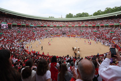 Primer encierro de los Sanfermines. VILLAR LÓPEZ / ELOY ALONSO / RODRIGO JIMÉNEZ / JESÚS DIGES / J. P. URDIROZ