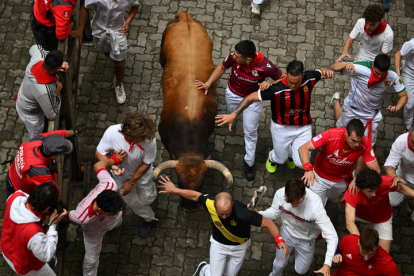 Primer encierro de los Sanfermines. VILLAR LÓPEZ / ELOY ALONSO / RODRIGO JIMÉNEZ / JESÚS DIGES / J. P. URDIROZ