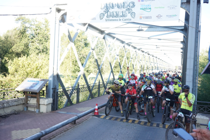 450 aficionados a la bicicleta de montaña participan en la séptima edición de la marcha en BTT Lúpulo Bike. JONATHAN NOTARIO.