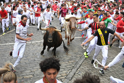 Primer encierro de los Sanfermines. VILLAR LÓPEZ / ELOY ALONSO / RODRIGO JIMÉNEZ / JESÚS DIGES / J. P. URDIROZ