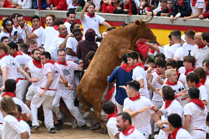 Primer encierro de los Sanfermines. VILLAR LÓPEZ / ELOY ALONSO / RODRIGO JIMÉNEZ / JESÚS DIGES / J. P. URDIROZ