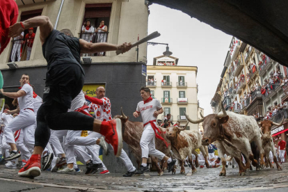 Primer encierro de los Sanfermines. VILLAR LÓPEZ / ELOY ALONSO / RODRIGO JIMÉNEZ / JESÚS DIGES / J. P. URDIROZ