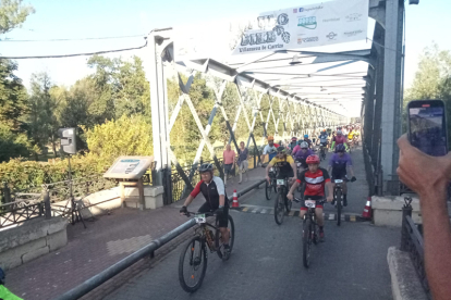 450 aficionados a la bicicleta de montaña participan en la séptima edición de la marcha en BTT Lúpulo Bike. JONATHAN NOTARIO.