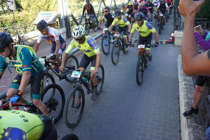 450 aficionados a la bicicleta de montaña participan en la séptima edición de la marcha en BTT Lúpulo Bike. JONATHAN NOTARIO.