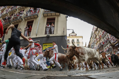 Primer encierro de los Sanfermines. VILLAR LÓPEZ / ELOY ALONSO / RODRIGO JIMÉNEZ / JESÚS DIGES / J. P. URDIROZ