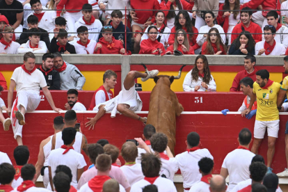 Primer encierro de los Sanfermines. VILLAR LÓPEZ / ELOY ALONSO / RODRIGO JIMÉNEZ / JESÚS DIGES / J. P. URDIROZ