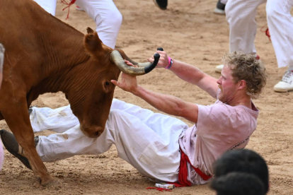 Primer encierro de los Sanfermines. VILLAR LÓPEZ / ELOY ALONSO / RODRIGO JIMÉNEZ / JESÚS DIGES / J. P. URDIROZ