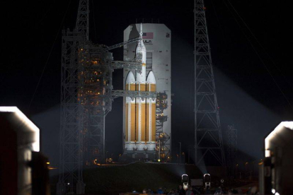 La cápsula Orion, instalada en un cohete Delta IV, esta madrugada en Cabo Cañaveral.