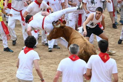 Primer encierro de los Sanfermines. VILLAR LÓPEZ / ELOY ALONSO / RODRIGO JIMÉNEZ / JESÚS DIGES / J. P. URDIROZ