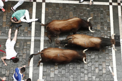 Primer encierro de los Sanfermines. VILLAR LÓPEZ / ELOY ALONSO / RODRIGO JIMÉNEZ / JESÚS DIGES / J. P. URDIROZ