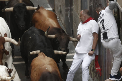 Primer encierro de los Sanfermines. VILLAR LÓPEZ / ELOY ALONSO / RODRIGO JIMÉNEZ / JESÚS DIGES / J. P. URDIROZ