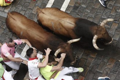 Primer encierro de los Sanfermines. VILLAR LÓPEZ / ELOY ALONSO / RODRIGO JIMÉNEZ / JESÚS DIGES / J. P. URDIROZ