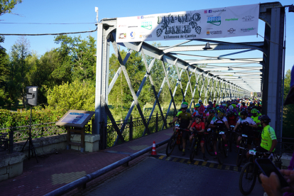 450 aficionados a la bicicleta de montaña participan en la séptima edición de la marcha en BTT Lúpulo Bike. JONATHAN NOTARIO.