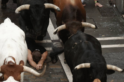 Primer encierro de los Sanfermines. VILLAR LÓPEZ / ELOY ALONSO / RODRIGO JIMÉNEZ / JESÚS DIGES / J. P. URDIROZ