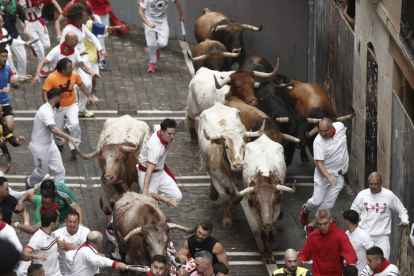 Primer encierro de los Sanfermines. VILLAR LÓPEZ / ELOY ALONSO / RODRIGO JIMÉNEZ / JESÚS DIGES / J. P. URDIROZ