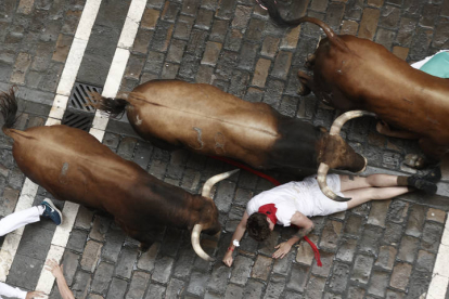 Primer encierro de los Sanfermines. VILLAR LÓPEZ / ELOY ALONSO / RODRIGO JIMÉNEZ / JESÚS DIGES / J. P. URDIROZ