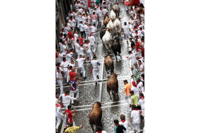 Primer encierro de los Sanfermines. VILLAR LÓPEZ / ELOY ALONSO / RODRIGO JIMÉNEZ / JESÚS DIGES / J. P. URDIROZ