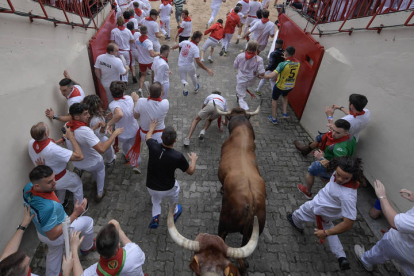 Primer encierro de los Sanfermines. VILLAR LÓPEZ / ELOY ALONSO / RODRIGO JIMÉNEZ / JESÚS DIGES / J. P. URDIROZ