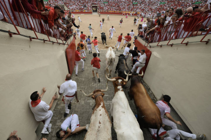 Primer encierro de los Sanfermines. VILLAR LÓPEZ / ELOY ALONSO / RODRIGO JIMÉNEZ / JESÚS DIGES / J. P. URDIROZ