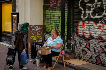 Dos mujeres que ejercen la mendicidad en una calle de Sevilla.  JULIO MUÑOZ