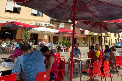 Imagen de la terraza de un establecimiento de hostelería de Villamañán. RAMIRO