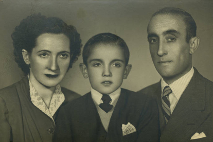 Santiago, de niño, con sus padres. DL