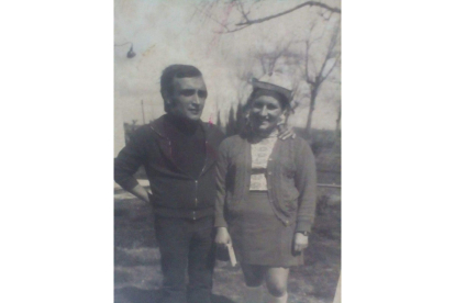 Santiago, en su juventud, con una novia. DL