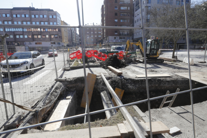 Estado del vial en el polígono de las Huertas, como muchos otras avenidas de entrada y salida de Ponferrada. L. DE LA MATA