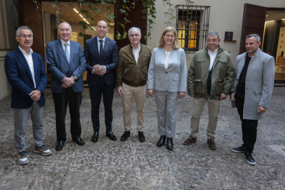 El presitente de la Asociación Leonesa de Comercio, Aleco, Javier Fernández, participa en una jornada de trabajo bajo el título ‘¿Comprometidos con el Comercio de Proximidad?’ con los candidatos a la alcaldía de León por Alantre, Nicanor Pastrana; por UPL, Eduardo López Sendino; por el PSOE, José Antonio Diez; por el PP, Margarita Torre; por Ciudadanos, Justo Fernández y por Podemos-IU, Nael Blanco