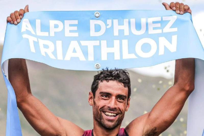 Kevin Viñuela celebra en la meta su triunfo de prestigio en el Alpe d’Huez para cerrar un mes de julio espectacular que refuerza su moral de cara al Campeonato de Europa de Acuatlón en cuatro semanas. CYRILLE QUINTARD