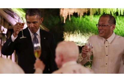 Obama, con el presidente de Filipinas Benigno Aquino, en Manila.