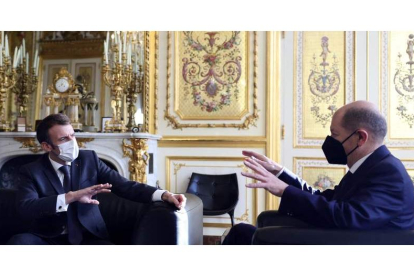 Emmanuel Macron y Olaf Scholz en su primer encuentro oficial ayer en París, en el Palacio del Elíseo. SARAH MEYSSONNIER