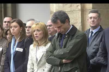 El ministro de Ciencia y Tecnología y cabeza de lista del PP al Congreso por Castellón, Juan Costa (2-d), durante el minuto de silencio por los atentados registrados hoy en Madrid