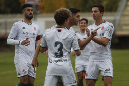 Los jugadores del filial culturalista celebran uno de sus goles. JESÚS F. SALVADORES