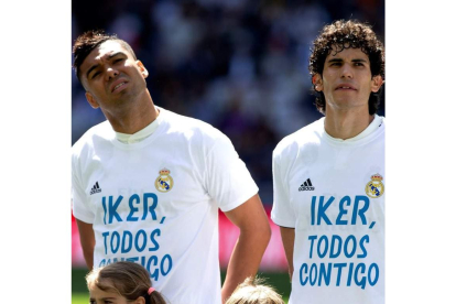 Los jugadores del Madrid saltaron al campo con camisetas de apoyo a Iker Casillas. RODRIGO JIMÉNEZ