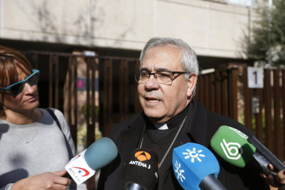 El arzobispo de Granada, Francisco Javier Martínez, a la salida de la reunión de la Asamblea Plenaria de los obispos tras conocerse denuncias por abusos sexuales. JAVIER LIZÓN