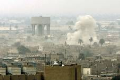 Una densa nube de humo se eleva desde la calle Haifa durante los duros combates de ayer en Bagdad