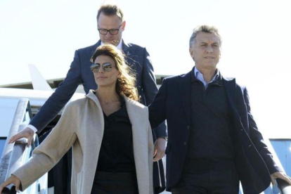 Macri y su mujer, Juliana Awada, bajan del avión tras aterrizar en La Haya (Países Bajos), el 25 de marzo.