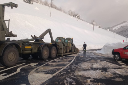 Los efectivos de la UME han desplegado diversa maquinaria para retirar toneladas de nieve en Posada de Valdeón. FERNANDO GONZÁLEZ