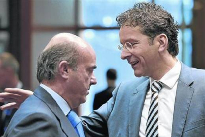 Luis de Guindos ,a la izquierda, con Jeroen Dijsselbloem, en una reunión del Eurogrupo, en Bruselas.
