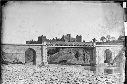 El puente de Querol, con el castillo de Ponferrada al fondo, en una imagen de finales del siglo XIX. LAURENT. CORTESÍA DE LANUZA