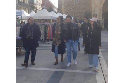 El alcalde recorrió con los responsables de NNGG la ciudad. DL