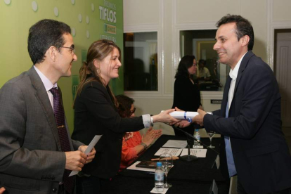 Carlos Fidalgo, en el momento de recibir el Premio Tiflos de la Fundación Once. FRANCISCO JAVIER REGUEROS