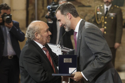 El rey Felipe VI entrega el III Premio Reino de España a la Trayectoria Empresarial a José Antolín Toledano, en una imagen de 2016. SANTI OTERO