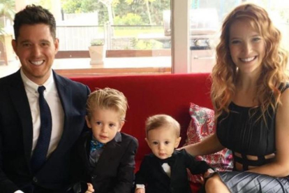 Michael Buble, su mujer, Luisana Lopilata, y sus dos hijos.