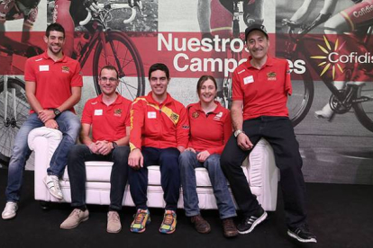 Los corredores paralímpicos, patrocinados por Cofidis, que protagonizan la campaña, en Madrid
