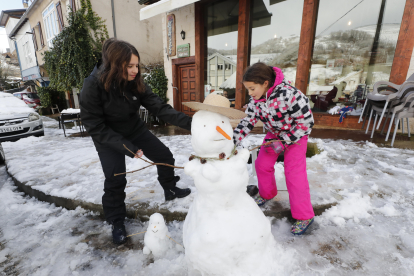 Dos niñas juegan con la nieve en Vega de Valcarce. L. DE LA MATA