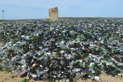 La carga de los 40 camiones vertida en Santovenia. MEDINA